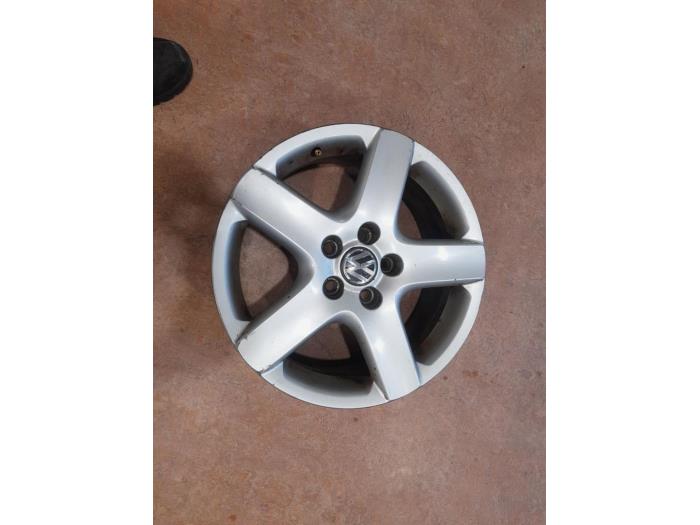 Wheel from a Volkswagen Golf Plus (5M1/1KP) 2.0 FSI 16V 2006