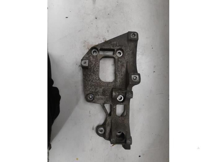 Usagé Support dynamo haut Volkswagen Golf V (1K1) 2.0 FSI 16V 4Motion Prix € 35,00 Règlement à la marge proposé par A.T.S. van de Wiel