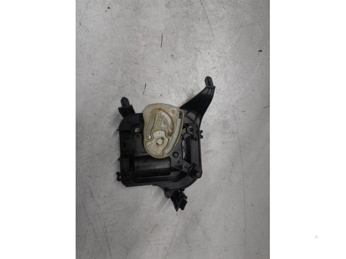 Heater valve motor from a Audi A1 Sportback (8XA/8XF) 1.2 TFSI 2013