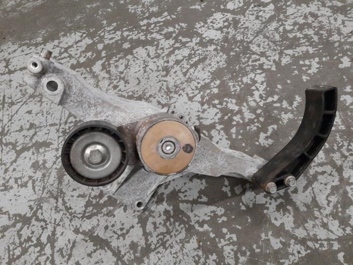 Usagé Support dynamo bas Alfa Romeo Giulietta (940) 1.4 TB 16V MultiAir Prix € 60,00 Règlement à la marge proposé par A.T.S. van de Wiel