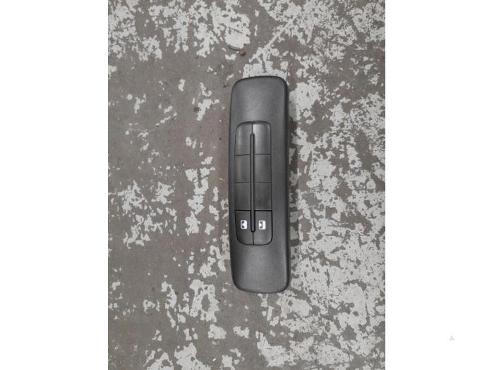 Używane Przelacznik szyberdachu Alfa Romeo Giulietta (940) 1.4 TB 16V MultiAir Cena € 60,00 Procedura marży oferowane przez A.T.S. van de Wiel