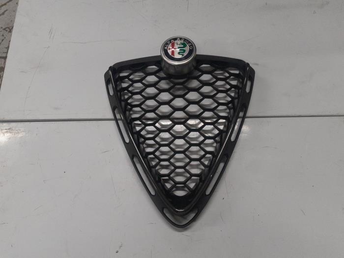 Używane Grill Alfa Romeo Stelvio (949) 2.2d 16V 160 Cena € 190,00 Procedura marży oferowane przez A.T.S. van de Wiel