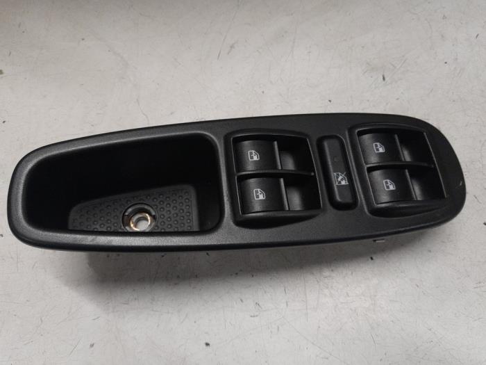 Usados Interruptor combinado de ventanillas Fiat 500L (199) 0.9 TwinAir Turbo 105 Precio € 85,00 Norma de margen ofrecido por A.T.S. van de Wiel