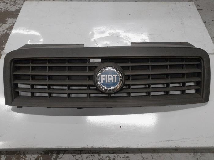 Używane Grill Fiat Doblo Cargo (223) 1.3 D 16V Multijet Cena € 50,00 Procedura marży oferowane przez A.T.S. van de Wiel