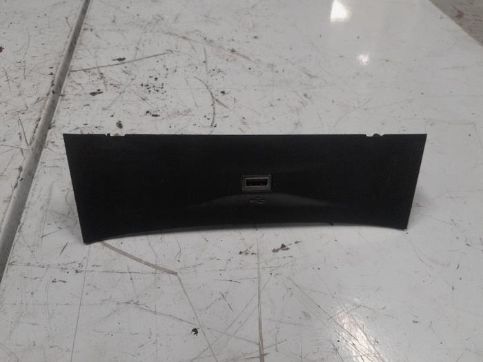 Używane Modul USB Alfa Romeo Giulia (952) 2.2d 180 16V Cena € 40,00 Procedura marży oferowane przez A.T.S. van de Wiel