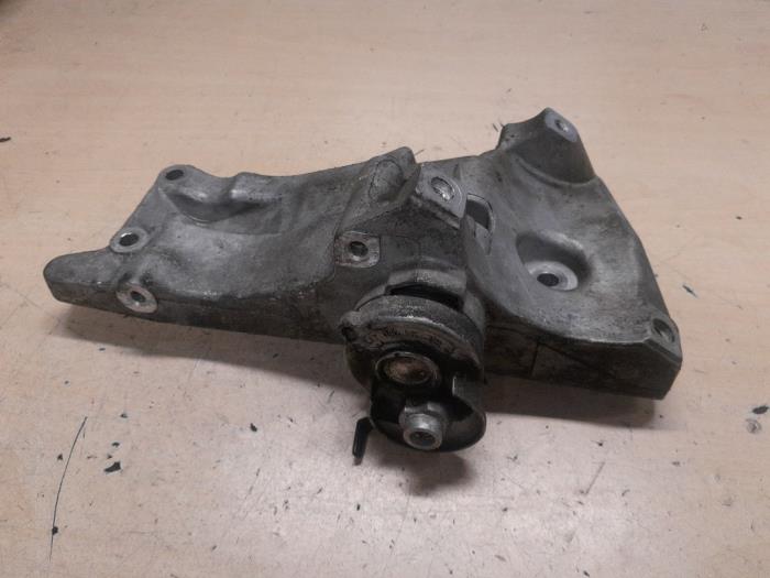 Usagé Support dynamo haut Volkswagen Polo V (6R) 1.4 16V Prix € 30,00 Règlement à la marge proposé par A.T.S. van de Wiel