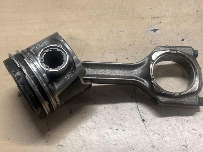 Usados Pistón Alfa Romeo 159 Sportwagon (939BX) 2.4 JTDm 20V Precio € 40,00 Norma de margen ofrecido por A.T.S. van de Wiel