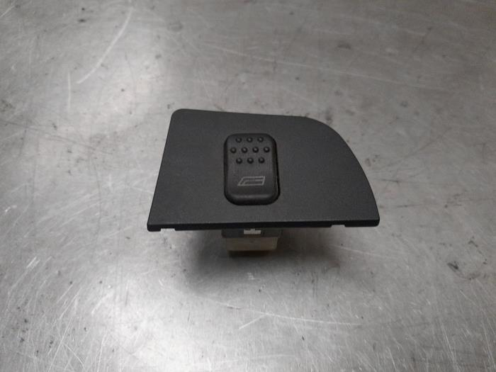 Usados Interruptor de ventanilla eléctrica Alfa Romeo 146 (930B) 1.9 TD Precio € 20,00 Norma de margen ofrecido por A.T.S. van de Wiel