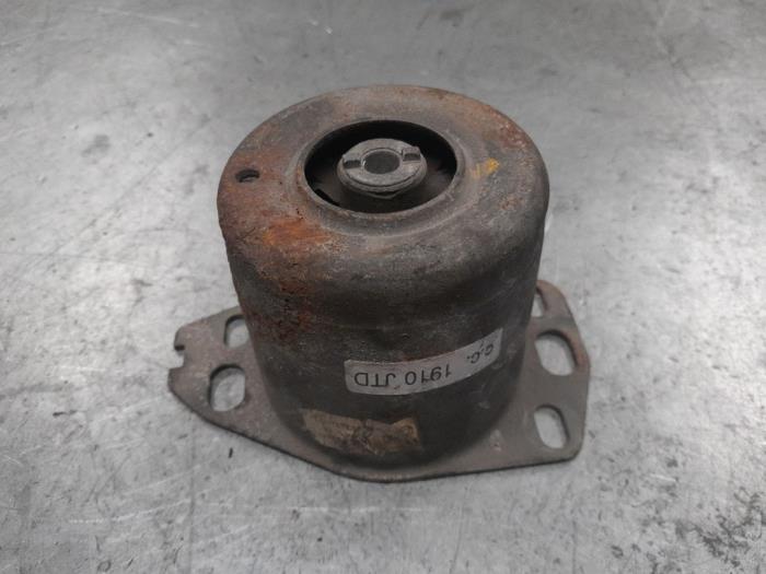Used Engine mount Alfa Romeo 147 (937) 1.9 JTD Price € 20,00 Margin scheme offered by A.T.S. van de Wiel