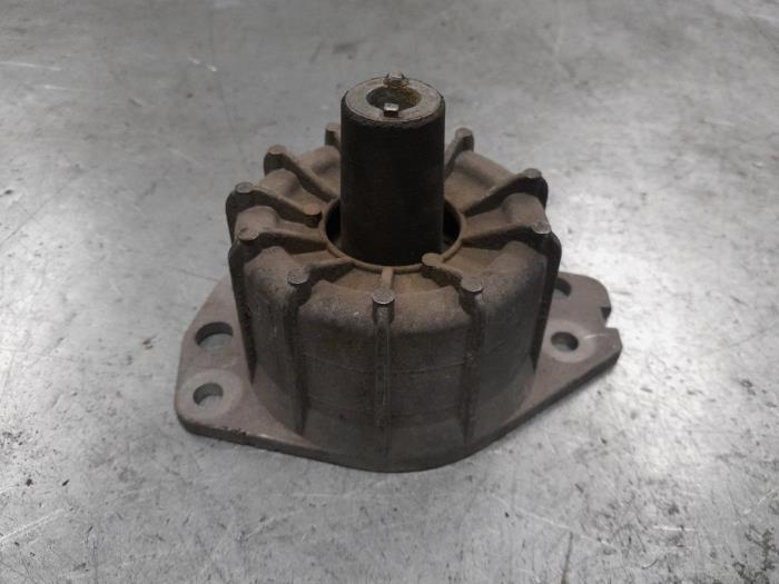 Engine mount from a Alfa Romeo 147 (937) 1.6 Twin Spark 16V 2002