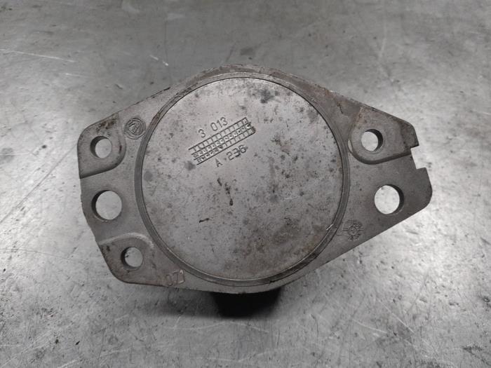 Engine mount from a Alfa Romeo 147 (937) 1.6 Twin Spark 16V 2002
