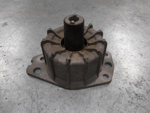 Engine mount from a Alfa Romeo 147 (937) 1.6 Twin Spark 16V 2002