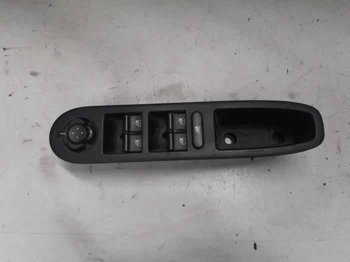 Usados Interruptor combinado de ventanillas Alfa Romeo 159 Sportwagon (939BX) 2.2 JTS 16V Precio € 65,00 Norma de margen ofrecido por A.T.S. van de Wiel