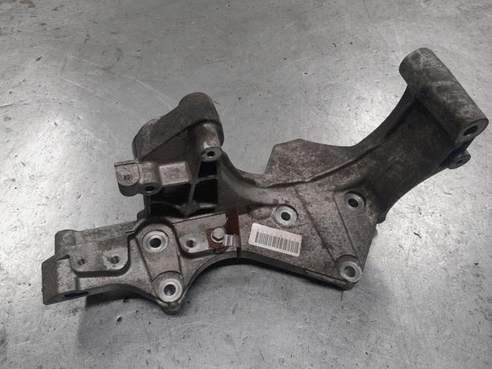 Usagé Support dynamo bas Fiat Ducato (250) 2.3 D 150 Multijet Prix € 45,00 Règlement à la marge proposé par A.T.S. van de Wiel