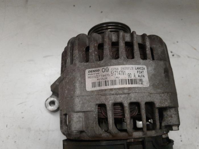 Dynamo van een Fiat 500 (312) 1.4 16V 2008