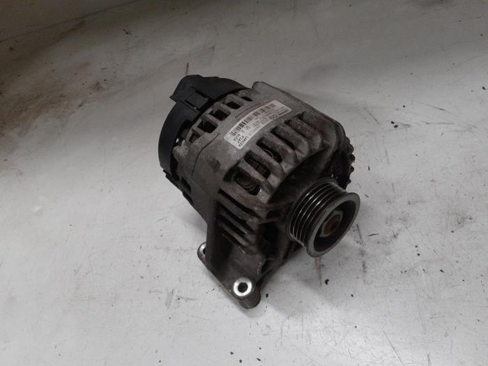 Dynamo van een Fiat 500 (312) 1.4 16V 2008