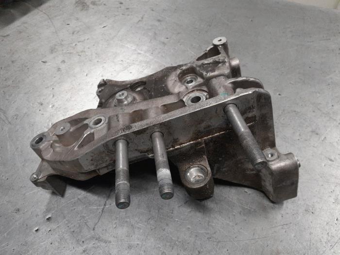 Engine mount from a Alfa Romeo Giulietta (940) 1.75 TBI 16V QV 2017