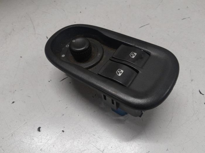 Usados Interruptor combinado de ventanillas Renault Master III (FV) 2.3 dCi 135 16V FWD Precio € 25,00 Norma de margen ofrecido por A.T.S. van de Wiel
