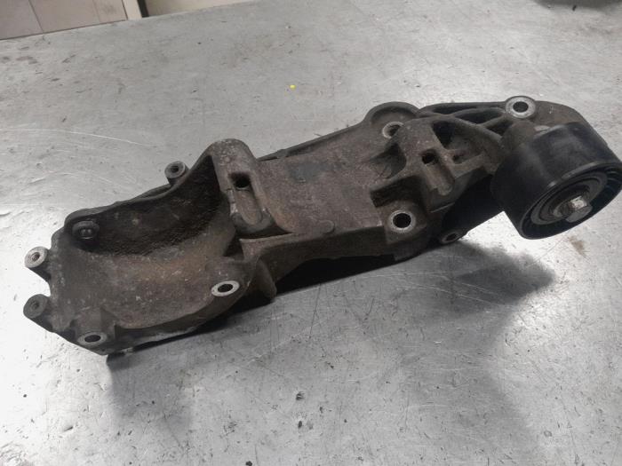 Usagé Support dynamo haut Renault Trafic New (FL) 2.0 dCi 16V 90 Prix € 60,00 Règlement à la marge proposé par A.T.S. van de Wiel