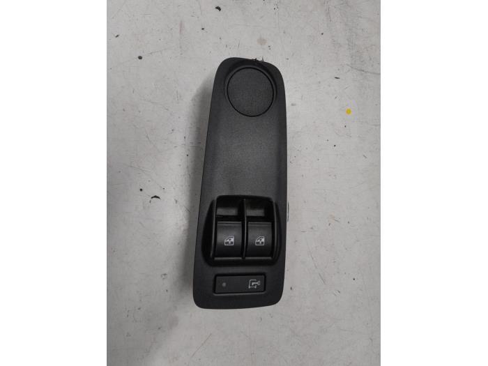Usados Interruptor combinado de ventanillas Peugeot Boxer (U9) 2.2 Blue HDi 120 Precio € 75,00 Norma de margen ofrecido por A.T.S. van de Wiel