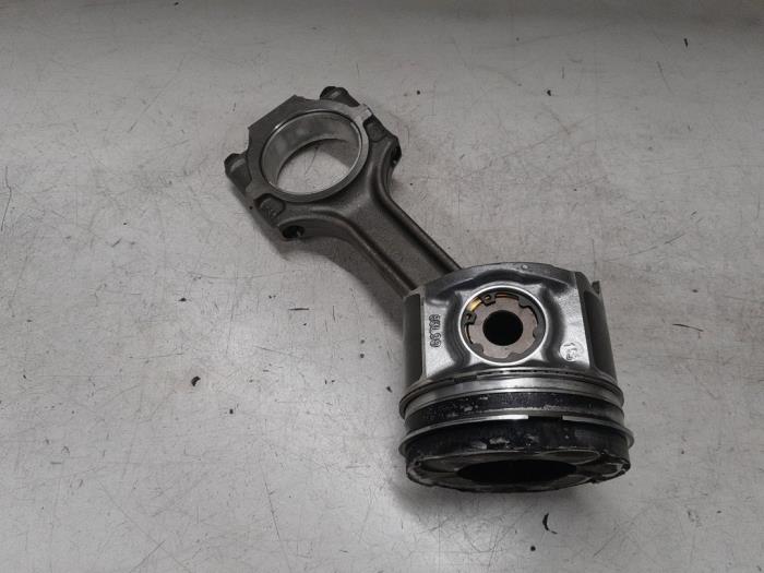 Usados Pistón Alfa Romeo Giulietta (940) 2.0 JTDm 16V 140 Precio € 90,00 Norma de margen ofrecido por A.T.S. van de Wiel