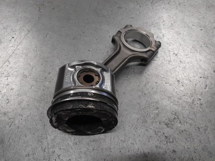 Usados Pistón Alfa Romeo Giulietta (940) 2.0 JTDm 16V 140 Precio € 90,00 Norma de margen ofrecido por A.T.S. van de Wiel