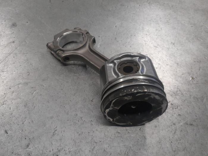 Usados Pistón Alfa Romeo Giulietta (940) 2.0 JTDm 16V 140 Precio € 90,00 Norma de margen ofrecido por A.T.S. van de Wiel