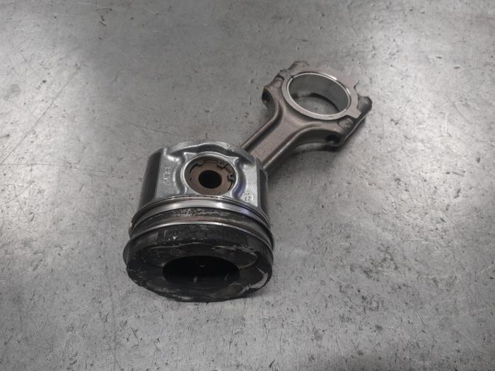 Usados Pistón Alfa Romeo Giulietta (940) 2.0 JTDm 16V 140 Precio € 90,00 Norma de margen ofrecido por A.T.S. van de Wiel
