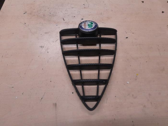 Begagnade Grill Alfa Romeo MiTo (955) 1.4 Turbo Multi Air 16V Pris € 65,00 Marginaltabell erbjuds av A.T.S. van de Wiel
