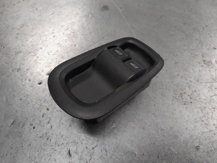 Usados Interruptor combinado de ventanillas Ford Transit 2.0 TDCi 16V Eco Blue 130 Precio € 30,00 Norma de margen ofrecido por A.T.S. van de Wiel