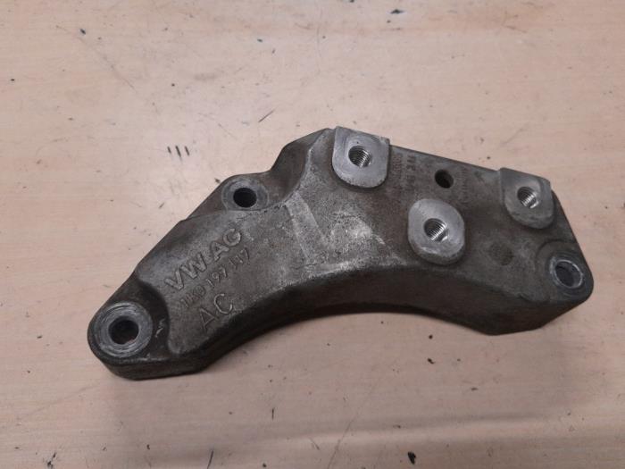 Usagé Support boîte de vitesses Volkswagen Eos (1F7/F8) 2.0 TDI DPF Prix € 25,00 Règlement à la marge proposé par A.T.S. van de Wiel