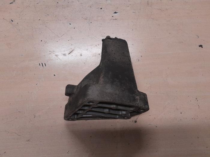 Used Engine mount Mercedes Vito (639.6) 3.0 122 CDI V6 24V Price € 30,00 Margin scheme offered by A.T.S. van de Wiel