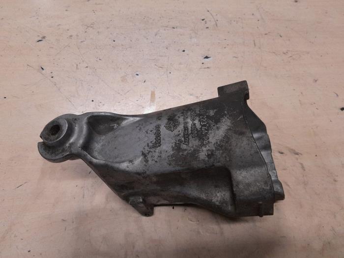 Used Engine mount Mercedes Vito (639.6) 2.2 116 CDI 16V Euro 5 Price € 30,00 Margin scheme offered by A.T.S. van de Wiel
