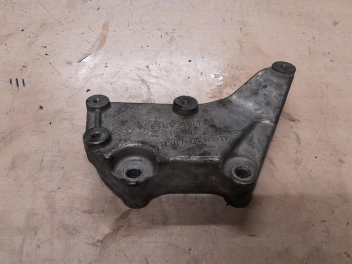Usagé Support moteur Mercedes Vito (639.6) 2.2 116 CDI 16V Euro 5 Prix € 20,00 Règlement à la marge proposé par A.T.S. van de Wiel