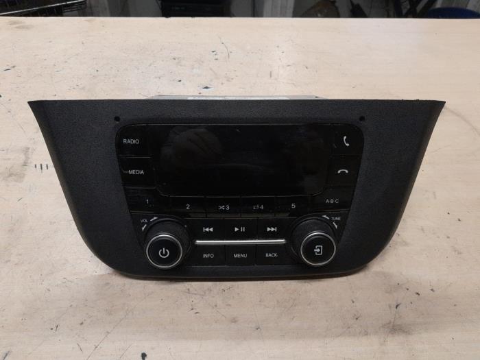 Używane Radio Iveco New Daily VI 35C18,35S18,40C18,50C18,60C18,65C18,70C18 Cena € 375,00 Procedura marży oferowane przez A.T.S. van de Wiel