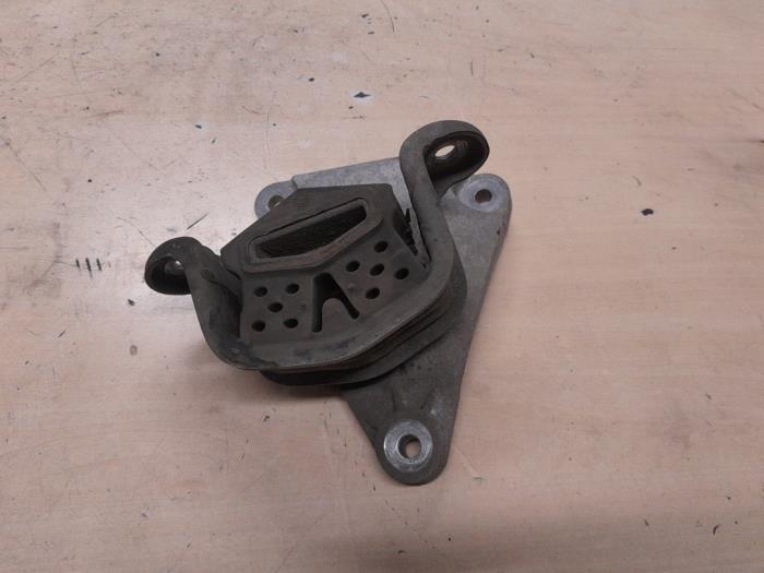 Usagé Support boîte de vitesses Volkswagen Transporter/Caravelle T6 2.0 TSI Prix € 35,00 Règlement à la marge proposé par A.T.S. van de Wiel