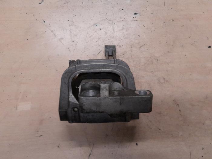 Used Engine mount Volkswagen Golf VII (AUA) 2.0 R 4Motion 16V Price € 35,00 Margin scheme offered by A.T.S. van de Wiel