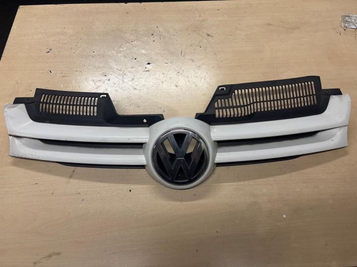 Używane Grill Volkswagen Golf V (1K1) 2.0 SDI Cena € 35,00 Procedura marży oferowane przez A.T.S. van de Wiel