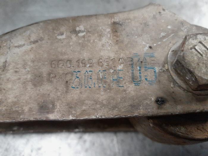 Engine mount from a Seat Ibiza III (6L1) 1.2 12V 2004