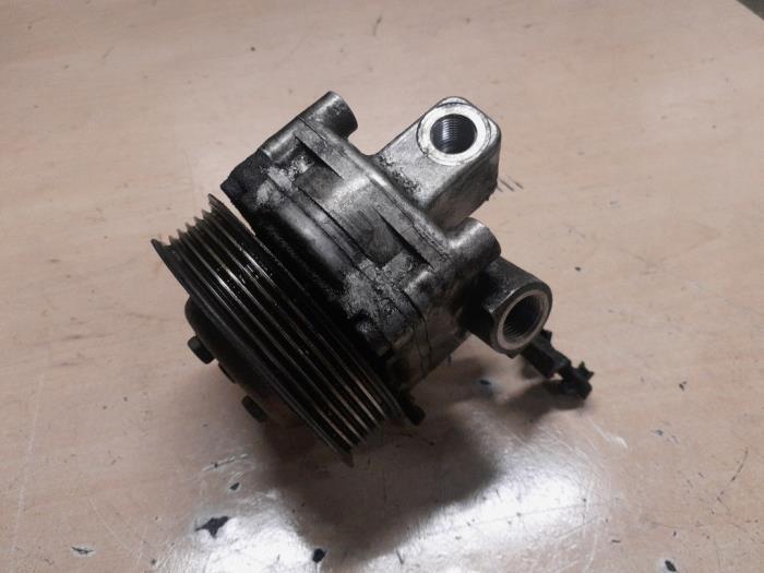 Pompe de direction d'un Alfa Romeo 166 3.0 V6 24V 1999
