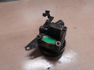Pompe de direction d'un Alfa Romeo 166 3.0 V6 24V 1999