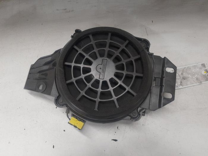 Używane Subwoofer Alfa Romeo 156 Cena € 90,00 Procedura marży oferowane przez A.T.S. van de Wiel