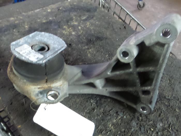 Engine mount from a Alfa Romeo 156 2005