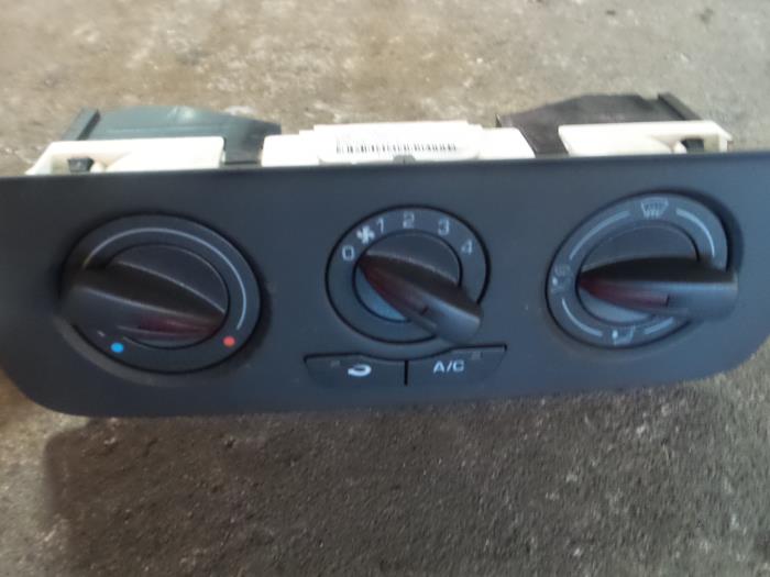 Panel de control de calefacción de un Seat Ibiza IV SC (6J1) 1.4 TSI 16V FR 2015