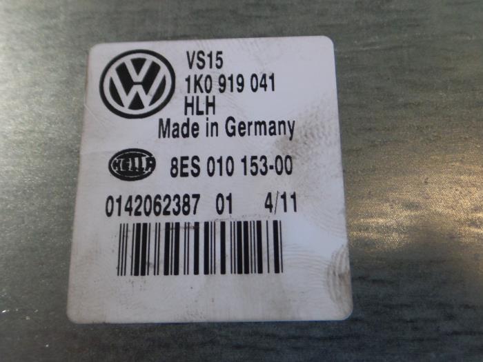 Voltage stabiliser from a Seat Leon (1P1) 1.2 TSI 2011