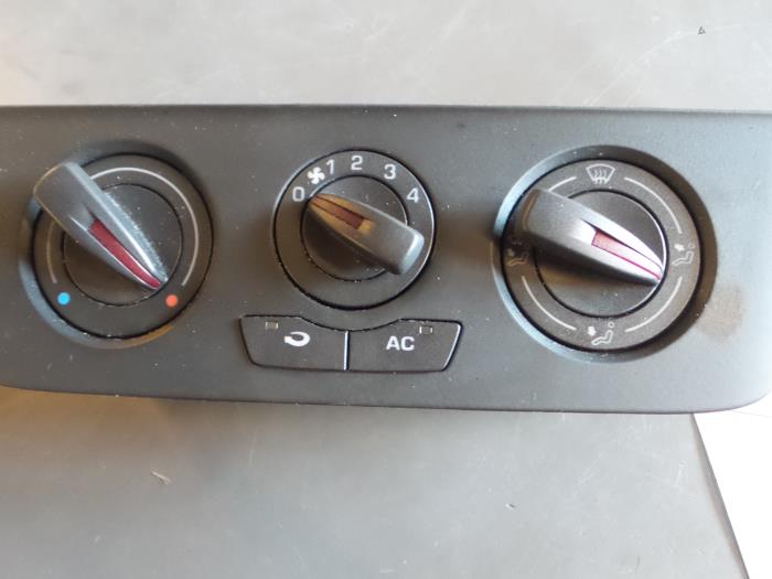 Panel de control de calefacción de un Seat Ibiza 2010