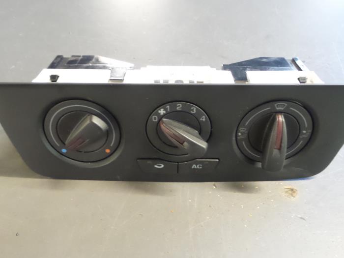 Panel de control de calefacción de un Seat Ibiza IV SC (6J1) 1.4 16V 2010
