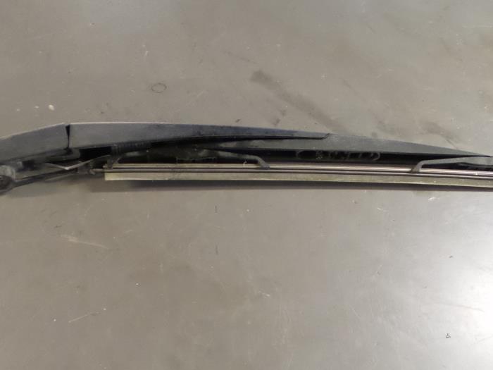 Rear wiper arm from a Alfa Romeo Giulietta (940) 1.6 JTDm 16V 2011