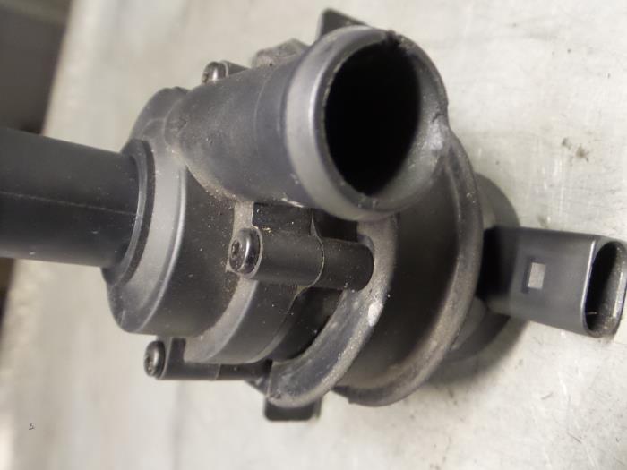 Additional water pump from a Seat Leon (1P1) 1.2 TSI 2011