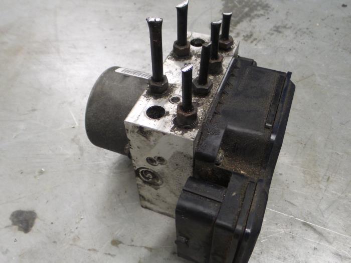 Usagé Bloc ABS Alfa Romeo 159 Sportwagon (939BX) 2.4 JTDm 20V Prix € 155,00 Règlement à la marge proposé par A.T.S. van de Wiel